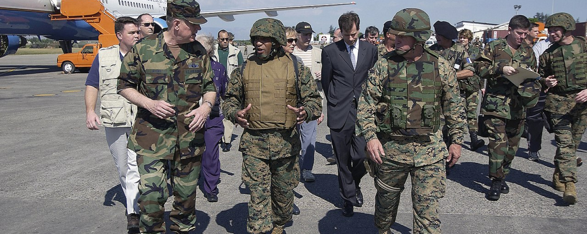 Chairman of the Joint Chiefs of Staff General Richard B. Myers talks with Brigadier General Ronald S. Coleman after disembark from a United States Air Force Boeing C-32 at Toussaint Louverture International Airport during a visit to Port-au-Prince, Haiti to inspect U.S. Troops deployed to Haiti as part of peacekeeping operations in Haiti. - Sputnik International, 1920, 09.07.2021