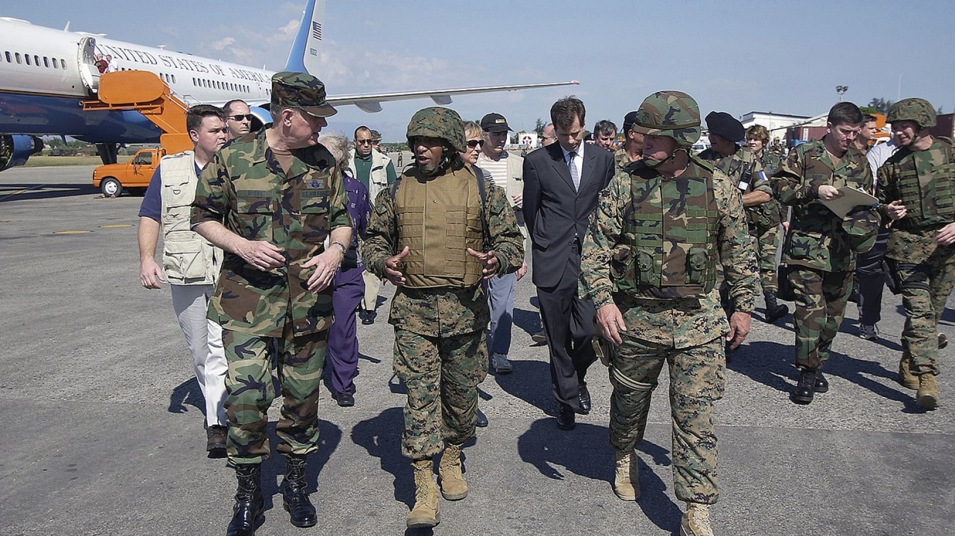 Chairman of the Joint Chiefs of Staff General Richard B. Myers talks with Brigadier General Ronald S. Coleman after disembark from a United States Air Force Boeing C-32 at Toussaint Louverture International Airport during a visit to Port-au-Prince, Haiti to inspect U.S. Troops deployed to Haiti as part of peacekeeping operations in Haiti. Chairman of the Joint Chiefs of Staff General Richard B. Myers talks with Brigadier General Ronald S. Coleman after disembark from a United States Air Force Boeing C-32 at Toussaint Louverture International Airport during a visit to Port-au-Prince, Haiti to inspect U.S. Troops deployed to Haiti as part of peacekeeping operations in Haiti. - Sputnik International, 1920, 09.07.2021