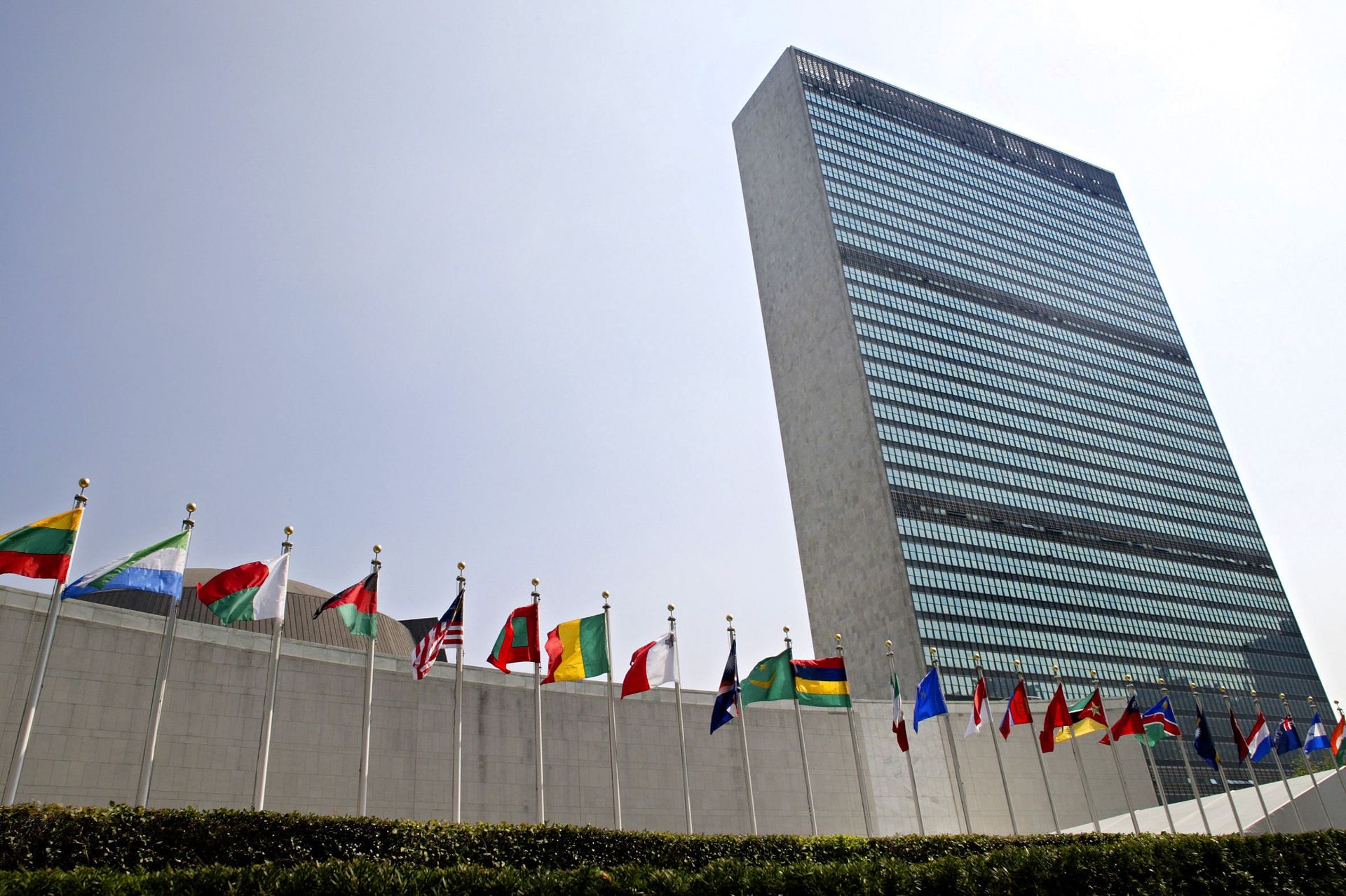 In this Sept. 13, 2005, file photo, the flags of member nations fly outside the General Assembly building at the United Nations headquarters in New York. - Sputnik International, 1920, 19.09.2022