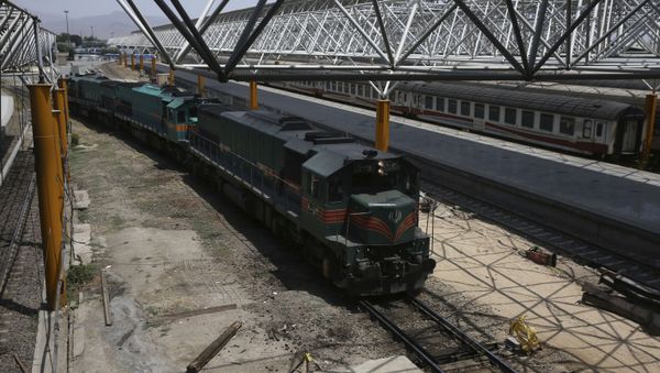 In this picture taken on 10 July 2017, a train arrives at Tehran's central station. Iran Railways says it has signed a preliminary agreement with Italy's state railway to construct two high-speed links in Iran. - Sputnik International