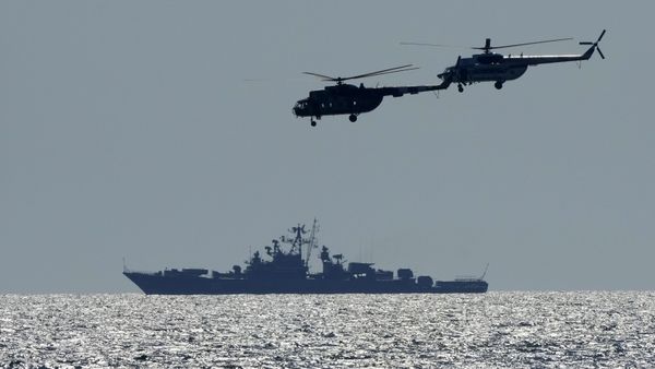 Ukrainian helicopters fly over a Russian warship  during Sea Breeze 2021 maneuvers, in the Black Sea, Friday, July 9, 2021 - Sputnik International