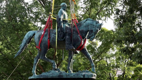 Workers remove a statue of Confederate General Robert E. Lee, after years of a legal battle over the contentious monument, in Charlottesville, Virginia, the U.S, July 10, 2021. - Sputnik International