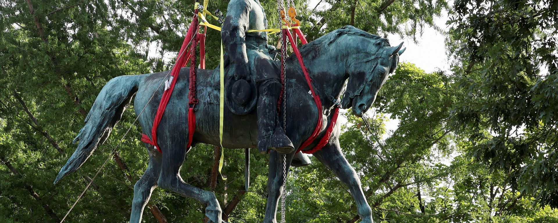 Workers remove a statue of Confederate General Robert E. Lee, after years of a legal battle over the contentious monument, in Charlottesville, Virginia, the U.S, July 10, 2021. - Sputnik International, 1920, 10.07.2021