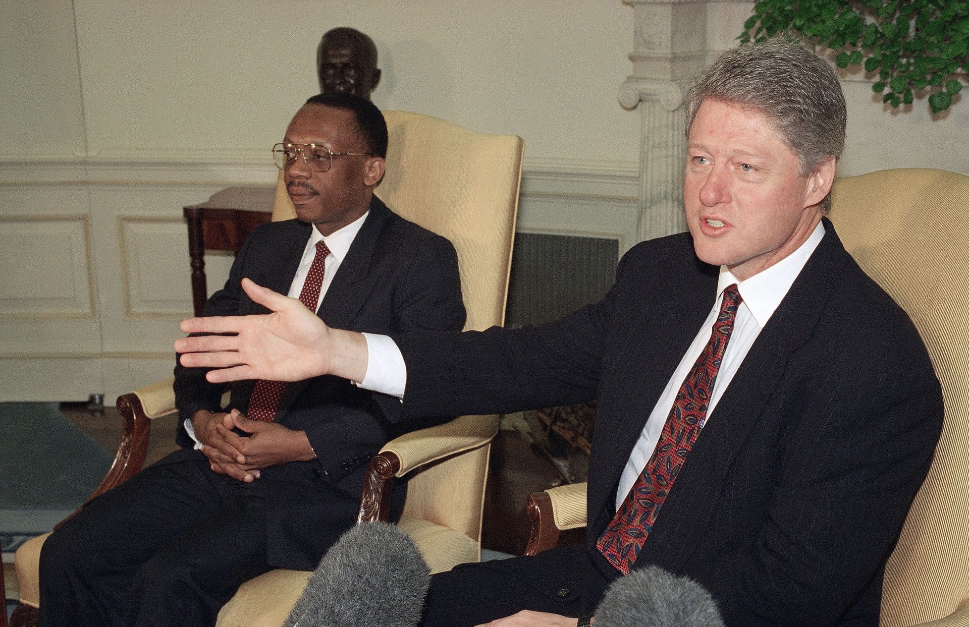 President Bill Clinton gestures while meeting with exiled Haitian President Jean-Bertrand Aristide in the Oval Office of the White House in Washington on July 22, 1993. The president meet with Aristide to discuss efforts to return Aristide to power, saying there's a major potential for a victory for democracy. President Bill Clinton gestures while meeting with exiled Haitian President Jean-Bertrand Aristide in the Oval Office of the White House in Washington on July 22, 1993. The president meet with Aristide to discuss efforts to return Aristide to power, saying there's a major potential for a victory for democracy. - Sputnik International, 1920, 07.09.2021