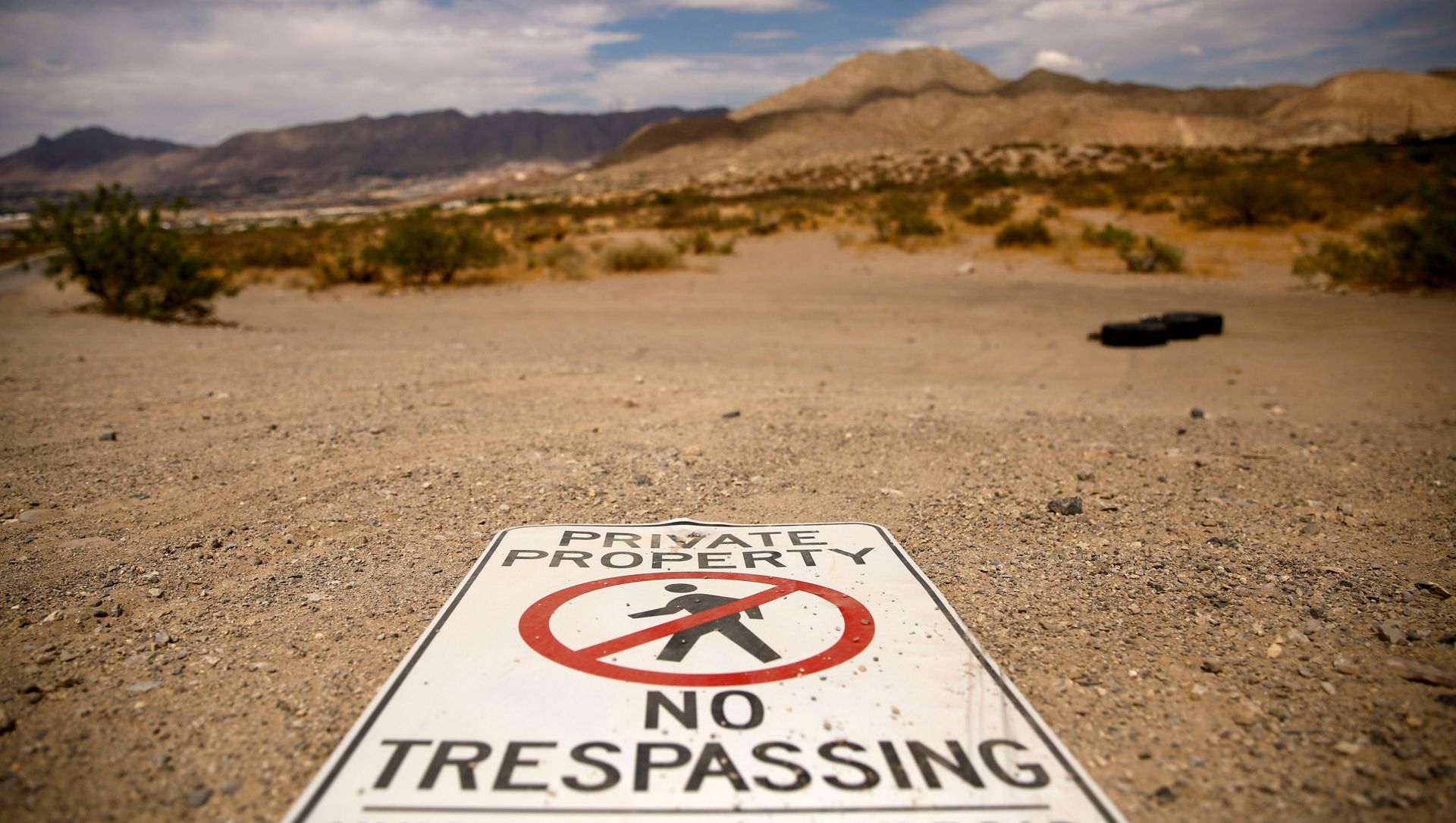 A sign is seen in the desert near the border between Mexico and the United States in Sunland Park, New Mexico, U.S., June 23, 2021. A sign is seen in the desert near the border between Mexico and the United States in Sunland Park, New Mexico, U.S., June 23, 2021. - Sputnik International, 1920, 10.07.2021