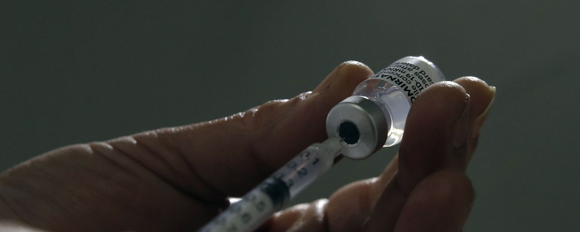 In this file photo dated Sunday, 4 April 2021, a  member of the medical staff prepares a dose of the Pfizer COVID-19 vaccine, at a vaccination site in Sarcelles, outside Paris - Sputnik International, 1920, 04.08.2021