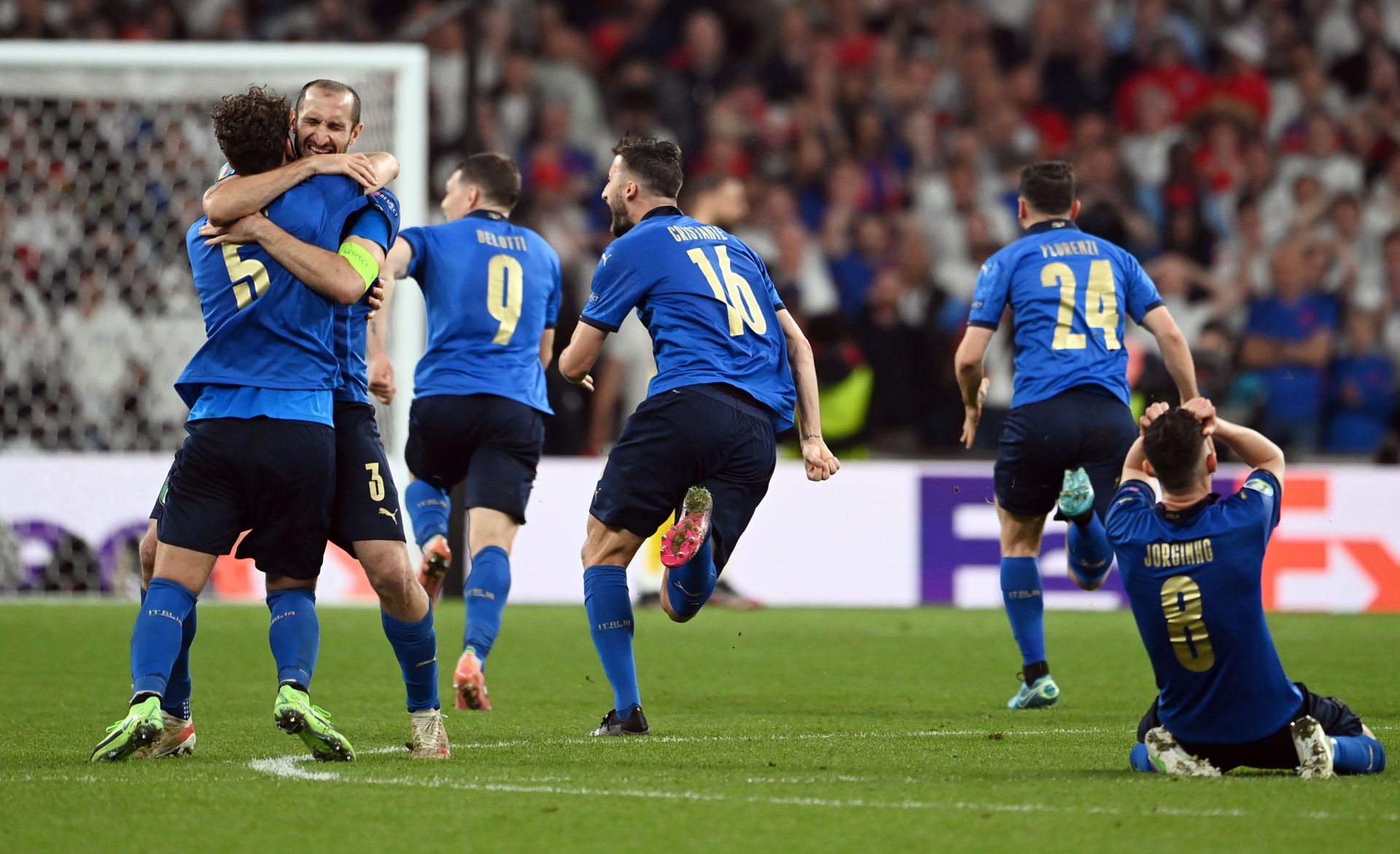 Italy players celebrate after winning Euro 2020 - Sputnik International, 1920, 07.09.2021