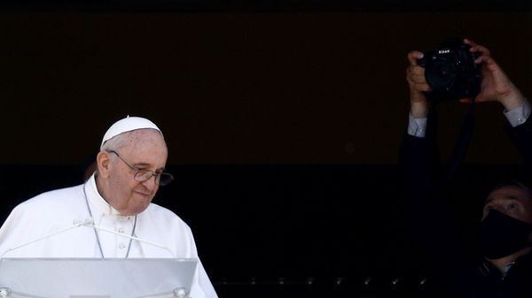 Pope Francis leads the Angelus prayer from a balcony of the Gemelli hospital, as he recovers following scheduled surgery on his colon, in Rome, Italy, July 11, 2021. - Sputnik International