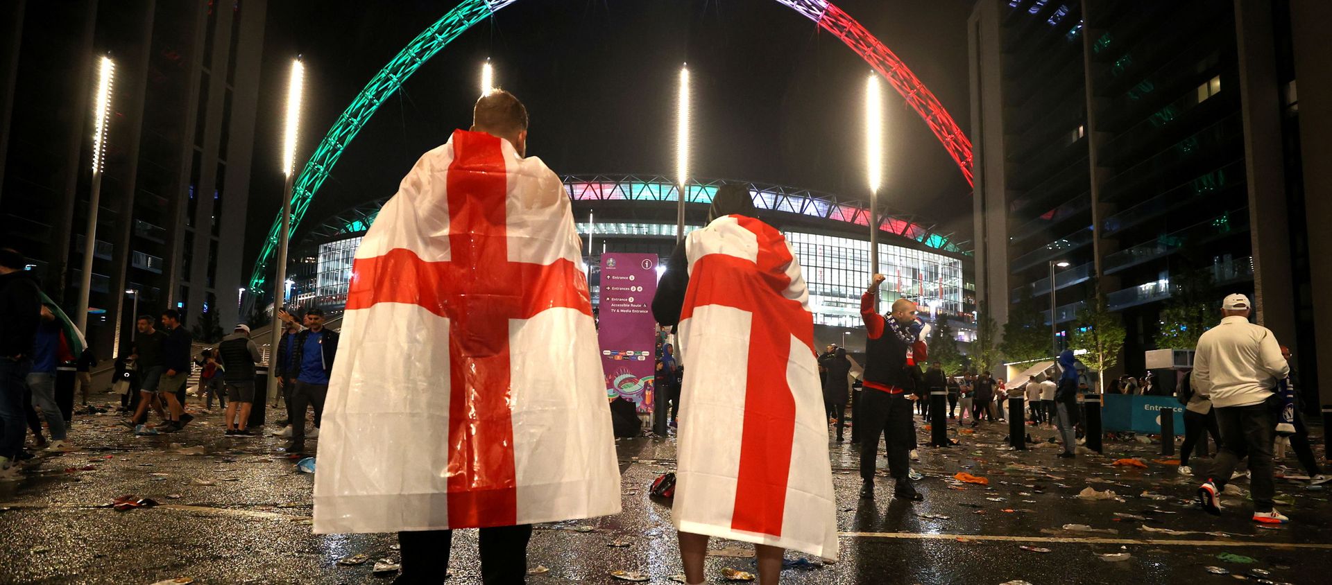 England fans outside Wembley Stadium after Italy wins the Euro 2020 final - Sputnik International, 1920, 12.07.2021