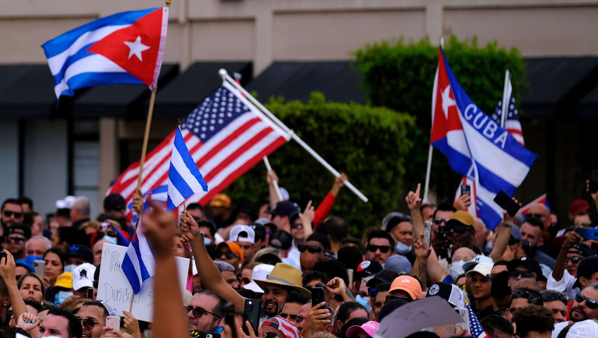Emigres in Little Havana wave American and Cuban flags as they react to reports of protests in Cuba against the deteriorating economy, in Miami, Florida, U.S., July 11, 2021 Emigres in Little Havana wave American and Cuban flags as they react to reports of protests in Cuba against the deteriorating economy, in Miami, Florida, U.S., July 11, 2021 - Sputnik International, 1920, 12.07.2021
