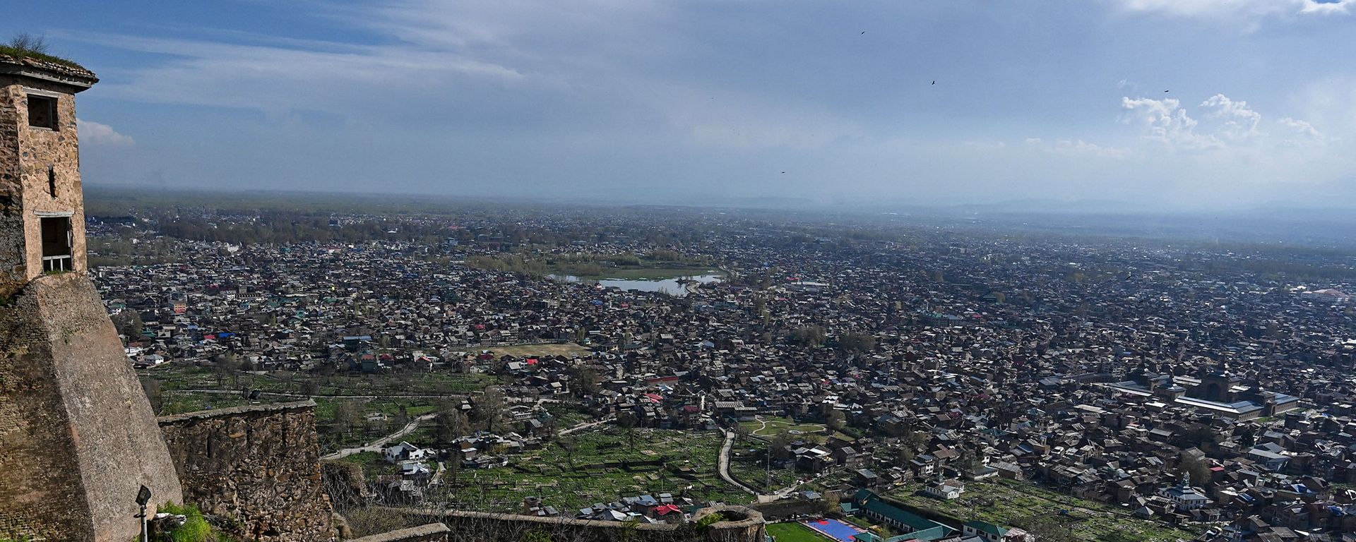 A general view shows the city from Hari Parbat Fort during a government-imposed nationwide lockdown as a preventive measures against the COVID-19 coronavirus, in Srinagar on 4 April 2020 - Sputnik International, 1920, 05.08.2021