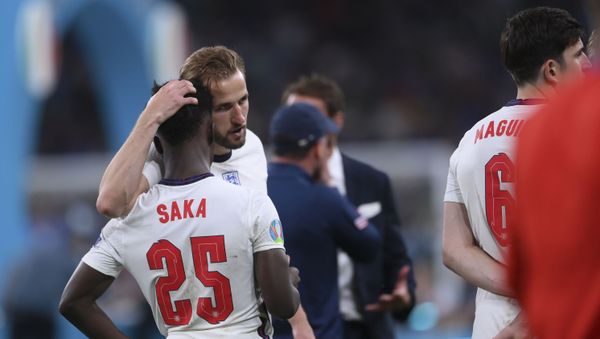 Bukayo Saka is comforted by Harry Kane - Sputnik International