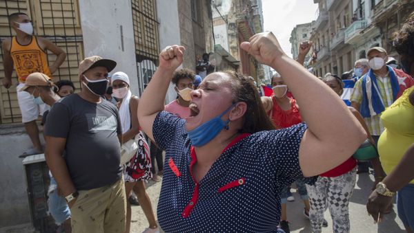 A woman shouts pro-government slogans as anti-government protesters march in Havana, Cuba, Sunday, July 11, 2021 - Sputnik International