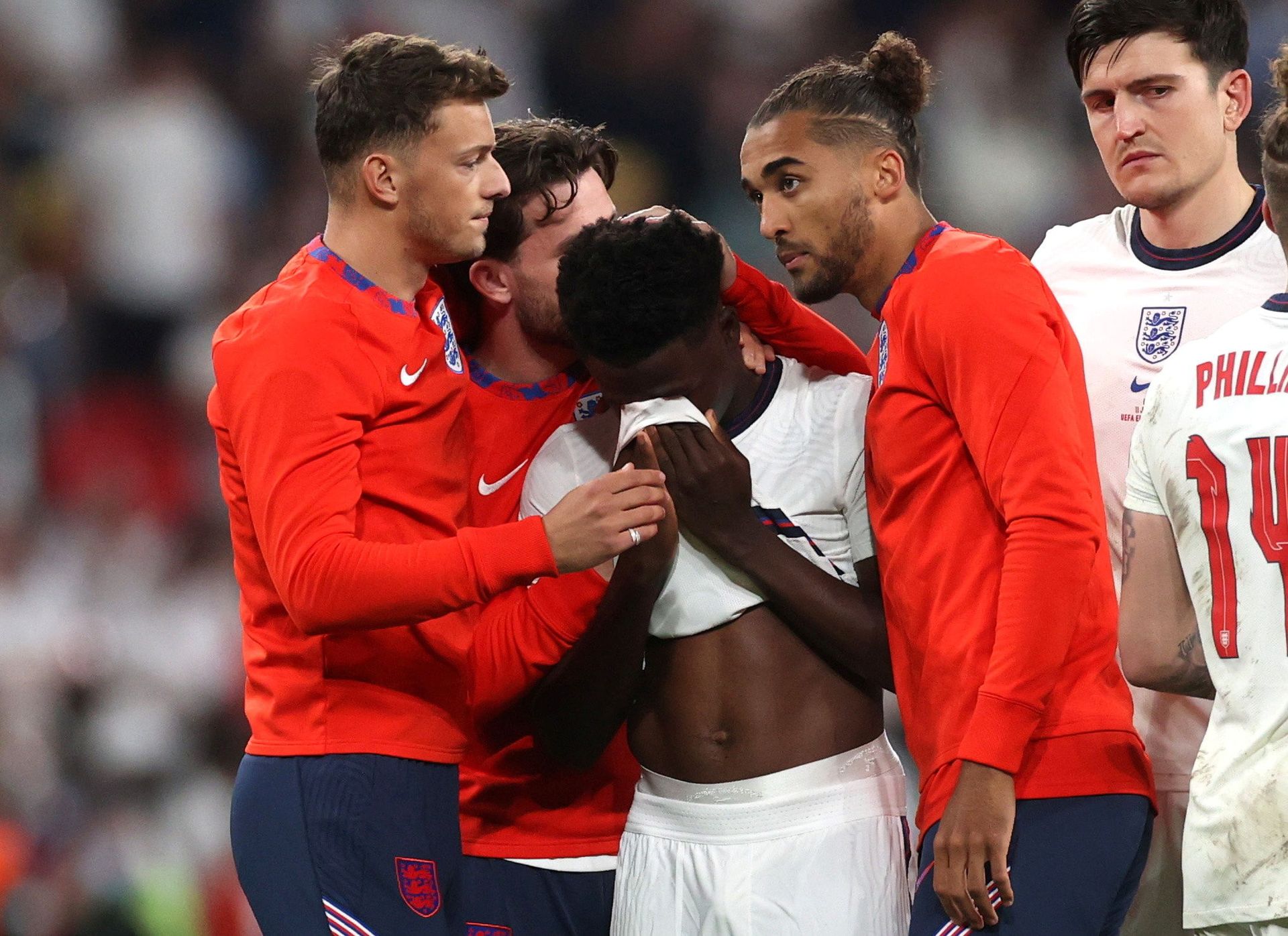 Wembley Stadium, London, Britain - July 11, 2021 England's Bukayo Saka looks dejected after losing the penalty shootout as teammates console him - Sputnik International, 1920, 07.09.2021