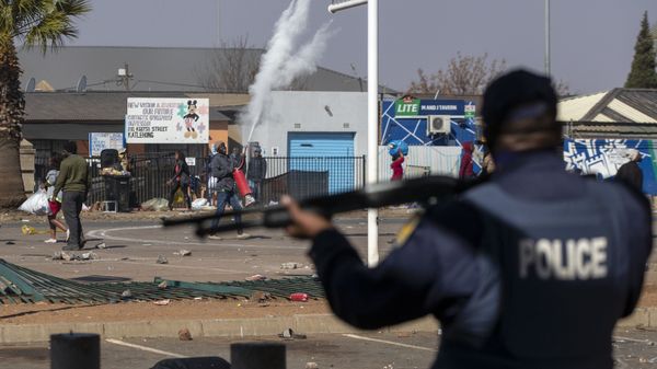People throw stones at police as they attempt looting at Letsoho Shopping Centre in Katlehong, east of Johannesburg, South Africa, Monday, July 12, 2021. - Sputnik International