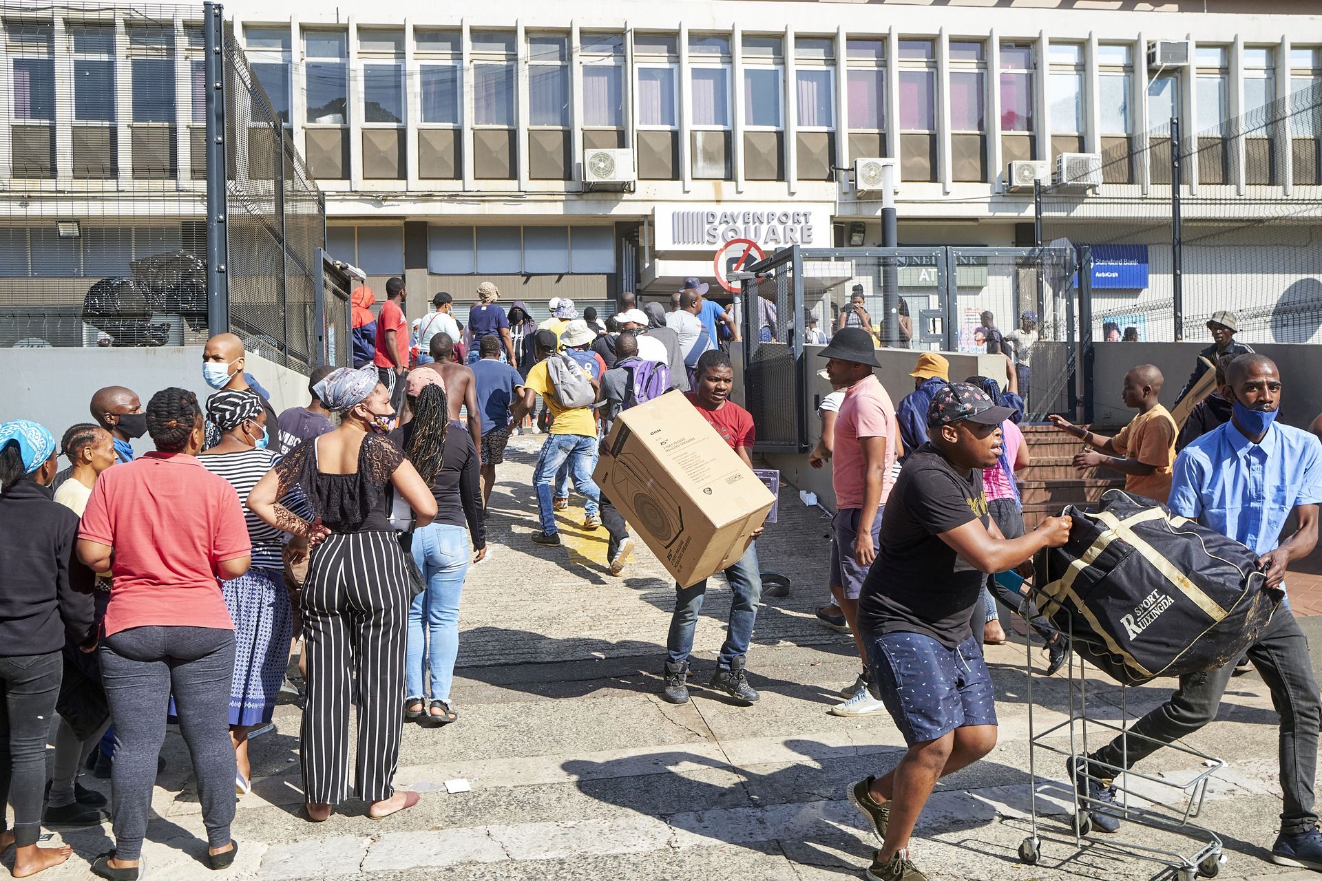 Looters make off with goods at a store in Durban, South Africa, Monday July 12, 2021. Looters make off with goods at a store in Durban, South Africa, Monday July 12, 2021. - Sputnik International, 1920, 07.09.2021
