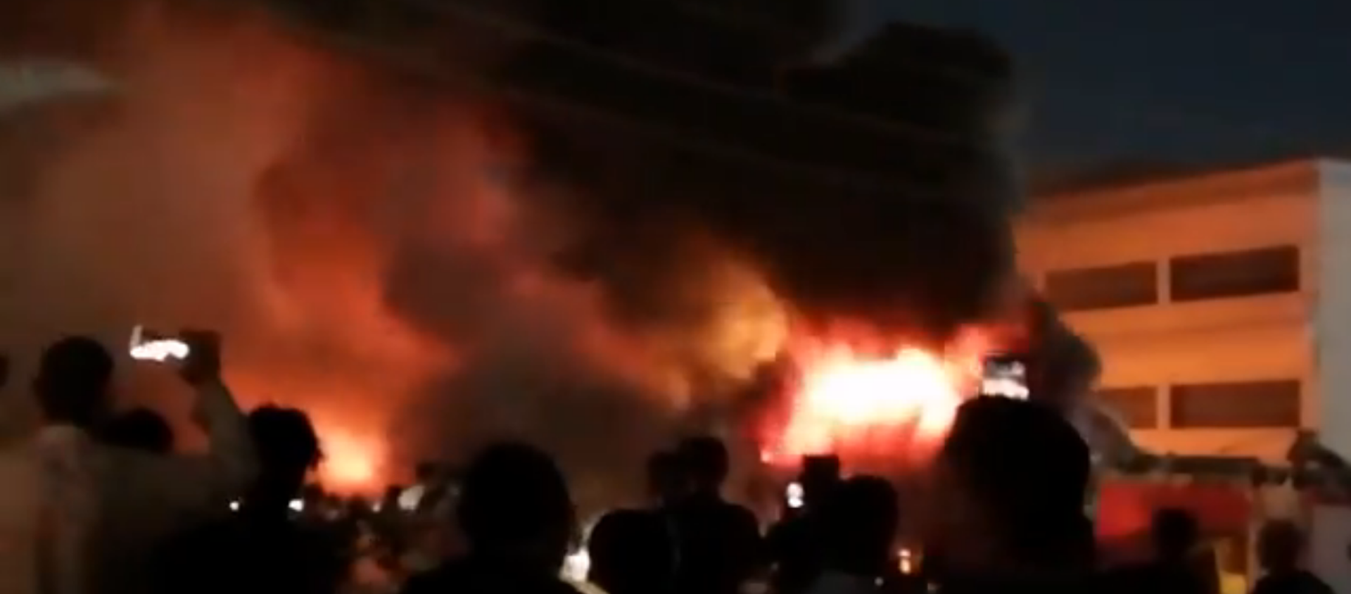 Screenshot from a video allegedly showing the Al-Hussein coronavirus hospital in Iraq engulfed in flames - Sputnik International, 1920, 12.07.2021