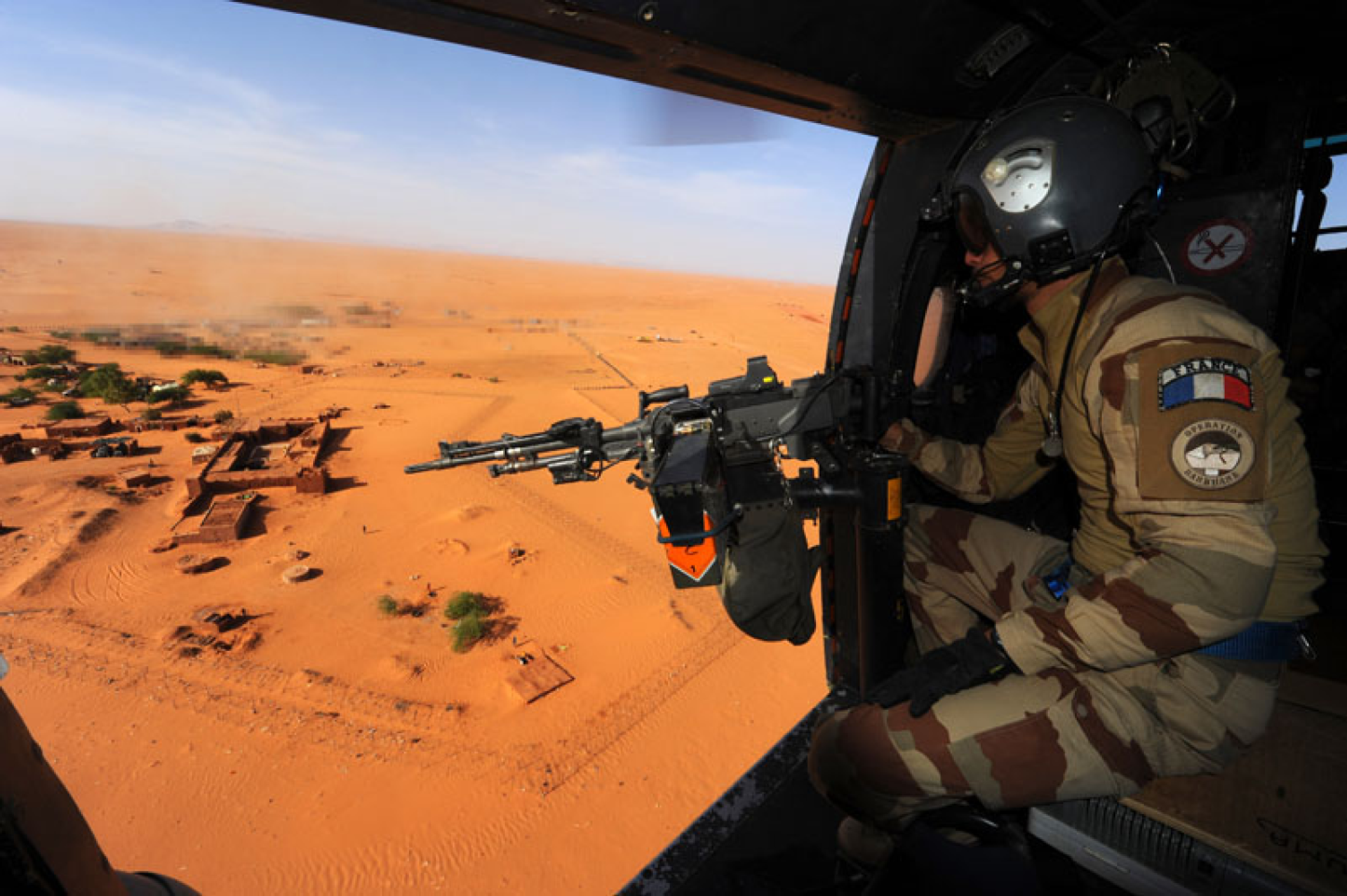 A French military helicopter over the Nigerien town Madama, which serves as a forward operating base for the French, Niger and Chad armies in Operation Barkhane A French military helicopter over the Nigerien town Madama, which serves as a forward operating base for the French, Niger and Chad armies in Operation Barkhane - Sputnik International, 1920, 17.08.2022