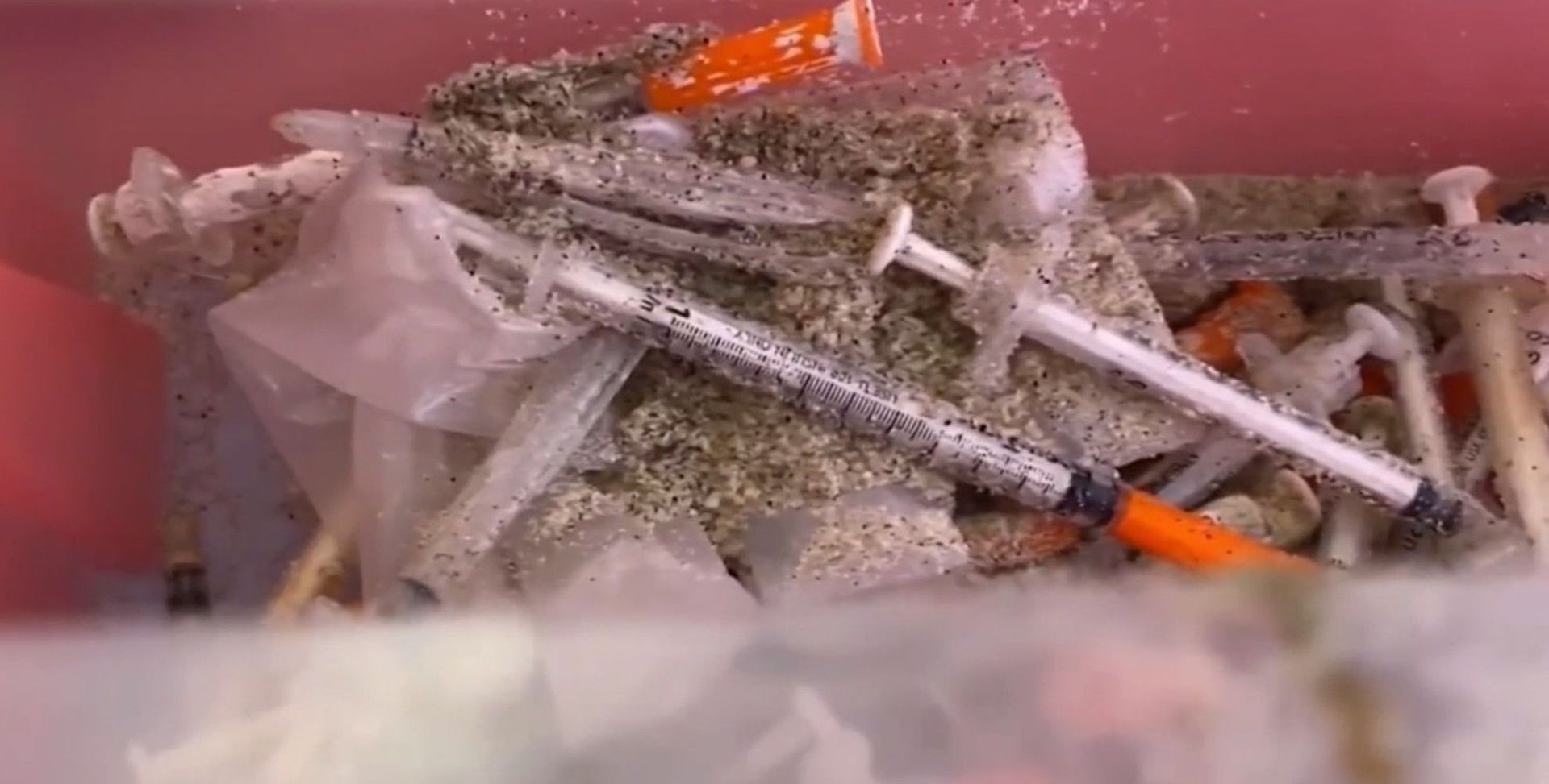 Screenshot captures an image of a bevy of syringes that were recently collected along the shores of several New Jersey beaches. Officials have speculated that the occurrence is the result of overflooded sewer systems that forced untreated water to be channeled back into regional waters. Screenshot captures an image of a bevy of syringes that were recently collected along the shores of several New Jersey beaches. Officials have speculated that the occurrence is the result of overflooded sewer systems that forced untreated water to be channeled back into regional waters. - Sputnik International, 1920, 07.09.2021