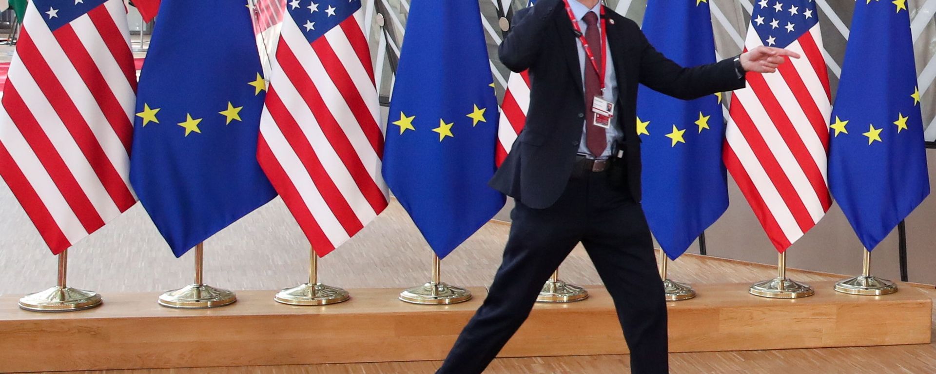 A security guard walks near EU and U.S. flags, before the EU-US summit, in Brussels, Belgium June 15, 2021 - Sputnik International, 1920, 13.07.2021