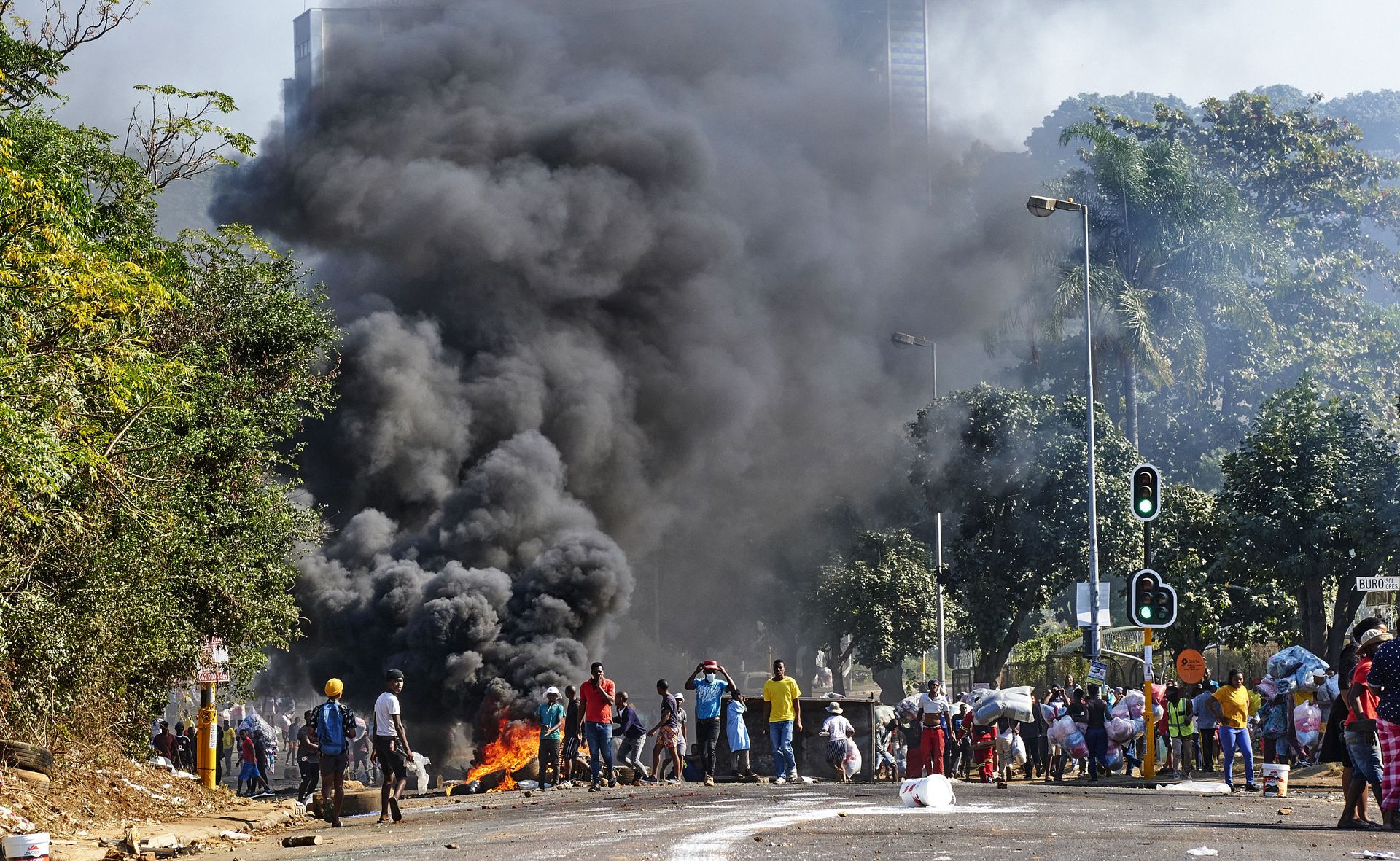 Looters outside a shopping centre alongside a burning barricade in Durban, South Africa, Monday July 12, 2021 Looters outside a shopping centre alongside a burning barricade in Durban, South Africa, Monday July 12, 2021 - Sputnik International, 1920, 07.09.2021