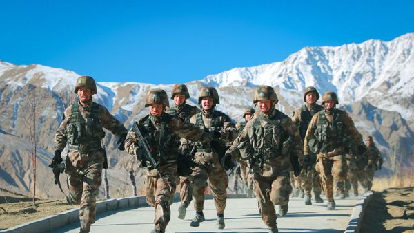 This photo taken on January 4, 2021 shows Chinese People's Liberation Army (PLA) soldiers taking part in military training at Pamir Mountains in Kashgar, northwestern China's Xinjiang region - Sputnik International