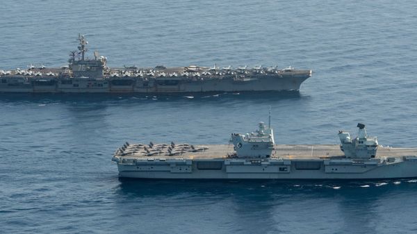 Royal Navy aircraft carrier HMS Queen Elizabeth ( R 08), front, and aircraft carrier USS Ronald Reagan (CVN 76) operate in formation in the Gulf of Aden, July 12. - Sputnik International