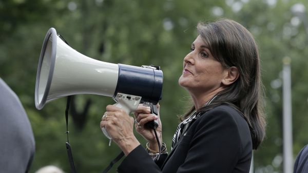 Surrounded by security, United States Ambassador to the United Nations Nikki Haley speaks briefly to people at a protest against Venezuelan President Nicolas Maduro outside United Nations headquarters in New York, Thursday, Sept. 27, 2018 - Sputnik International