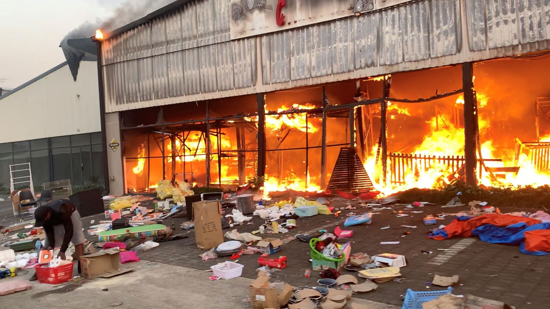 A fire engulfs Campsdrift Park, which houses Makro and China Mall, following protests that have widened into looting in Pietermaritzburg, South Africa July 13, 2021, in this screen grab taken from a video obtained from social media - Sputnik International, 1920, 07.09.2021
