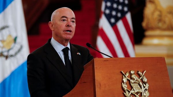 Department of Homeland Security (DHS) Secretary Alejandro Mayorkas and Guatemalan President Alejandro Giammattei attend a news conference - Sputnik International