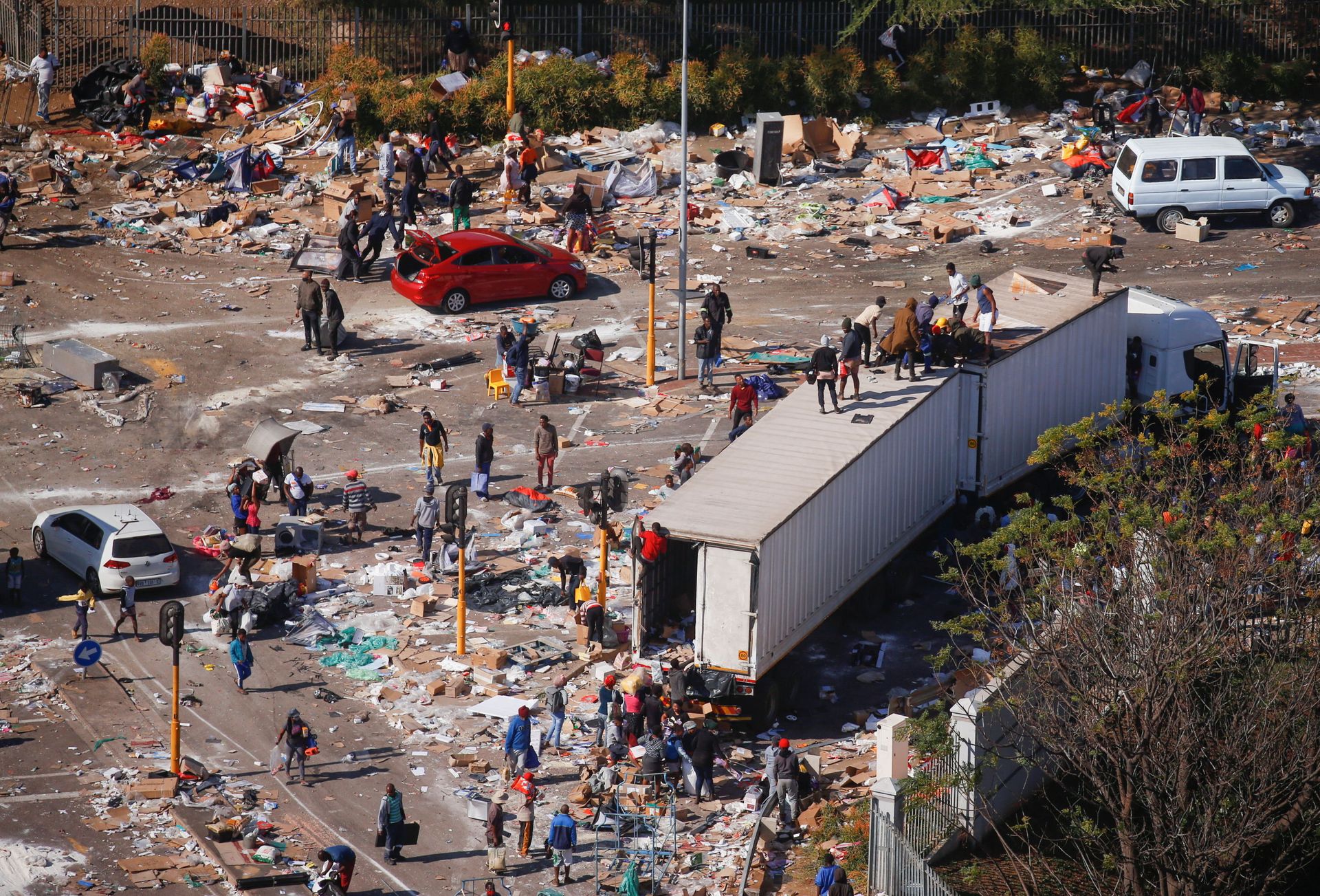 People loot an area near a burning warehouse after violence erupted following the jailing of former South African President Jacob Zuma, in Durban, South Africa, July 14, 2021. - Sputnik International, 1920, 07.09.2021