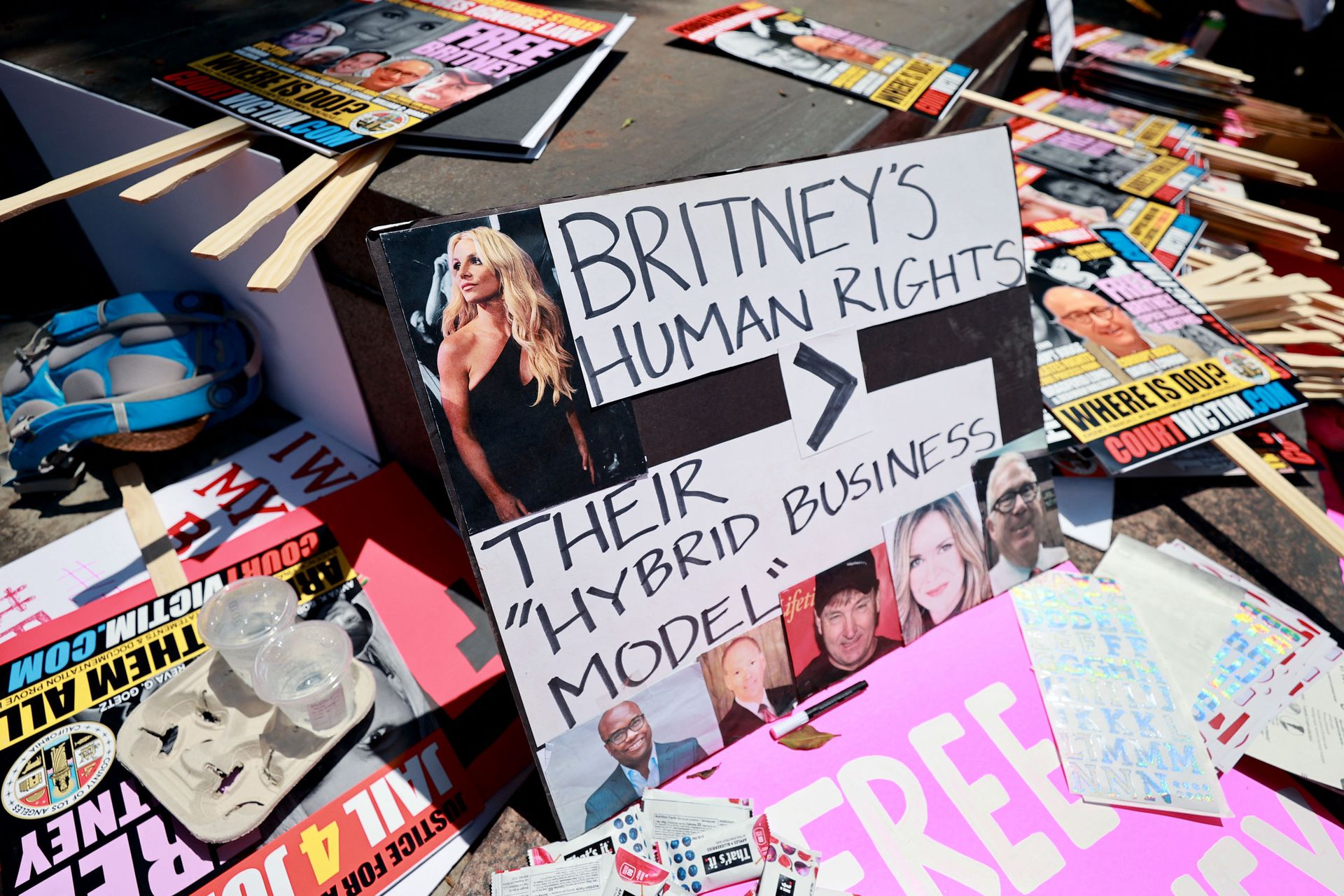 Protester signs are seen at a #FreeBritney Rally at Stanley Mosk Courthouse on July 14, 2021 in Los Angeles, California. The group is calling for an end to the 13-year conservatorship lead by the pop star's father, Jamie Spears and Jodi Montgomery, who have control over her finances and business dealings. Planned co-conservator Bessemer Trust is petitioning the court to resign from its position after Britney Spears spoke out in court about the conservatorship. Protester signs are seen at a #FreeBritney Rally at Stanley Mosk Courthouse on July 14, 2021 in Los Angeles, California. The group is calling for an end to the 13-year conservatorship lead by the pop star's father, Jamie Spears and Jodi Montgomery, who have control over her finances and business dealings. Planned co-conservator Bessemer Trust is petitioning the court to resign from its position after Britney Spears spoke out in court about the conservatorship. - Sputnik International, 1920, 24.10.2021