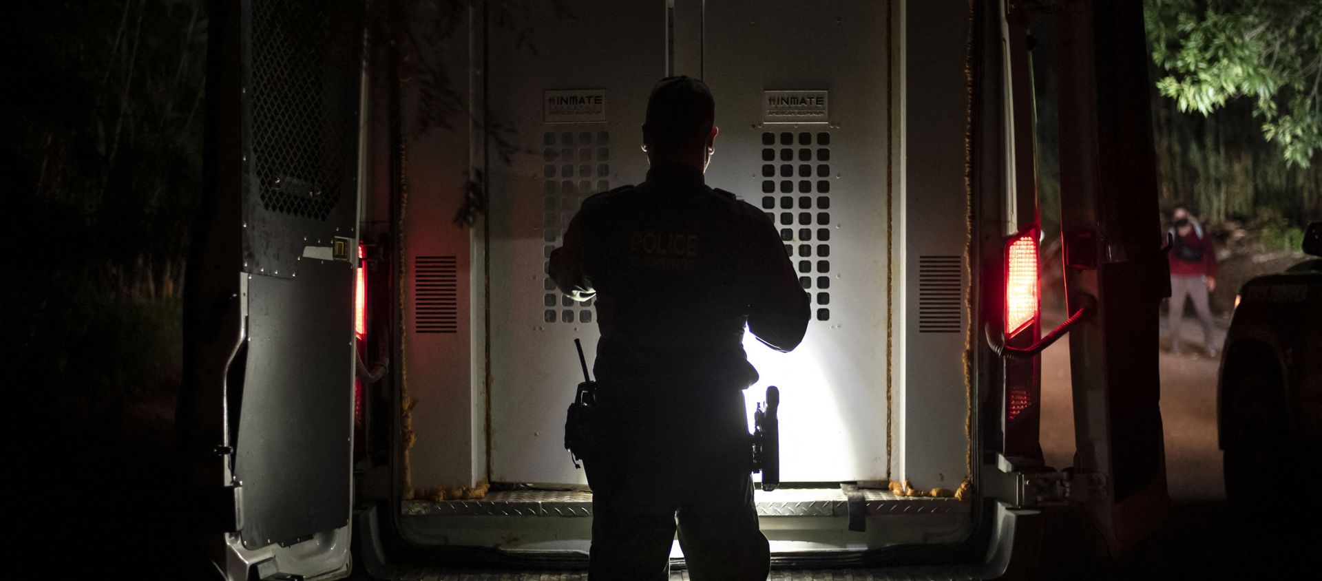 A Customs and Border Patrol agent closes the door after a group of migrant women are loaded into a transport, after being apprehended near the border between Mexico and the United States in Del Rio, Texas on May 16, 2021. - Crossings in Del Rio have risen significantly this year with many crossings earlier this year by Haitian migrants and now many coming to seek asylum from Venezuela.  - Sputnik International, 1920, 15.07.2021