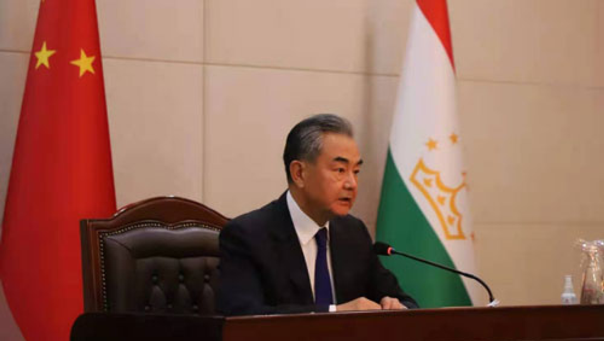 Chinese State Councilor and Foreign Minister Wang Yi met with the press in Dushanbe with Tajik Foreign Minister Sirojiddin Muhriddin Chinese State Councilor and Foreign Minister Wang Yi met with the press in Dushanbe with Tajik Foreign Minister Sirojiddin Muhriddin - Sputnik International, 1920, 14.07.2021