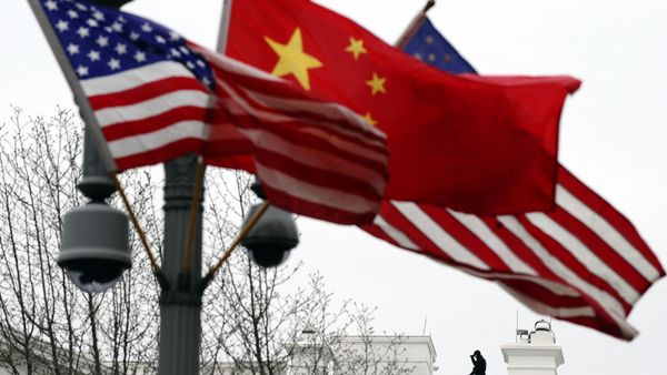 (FILES) In this file photo taken on January 17, 2011, a Secret Service agent guards his post on the roof of the White House as a lamp post is adorned with Chinese and US national flags in Washington, DC - Sputnik International