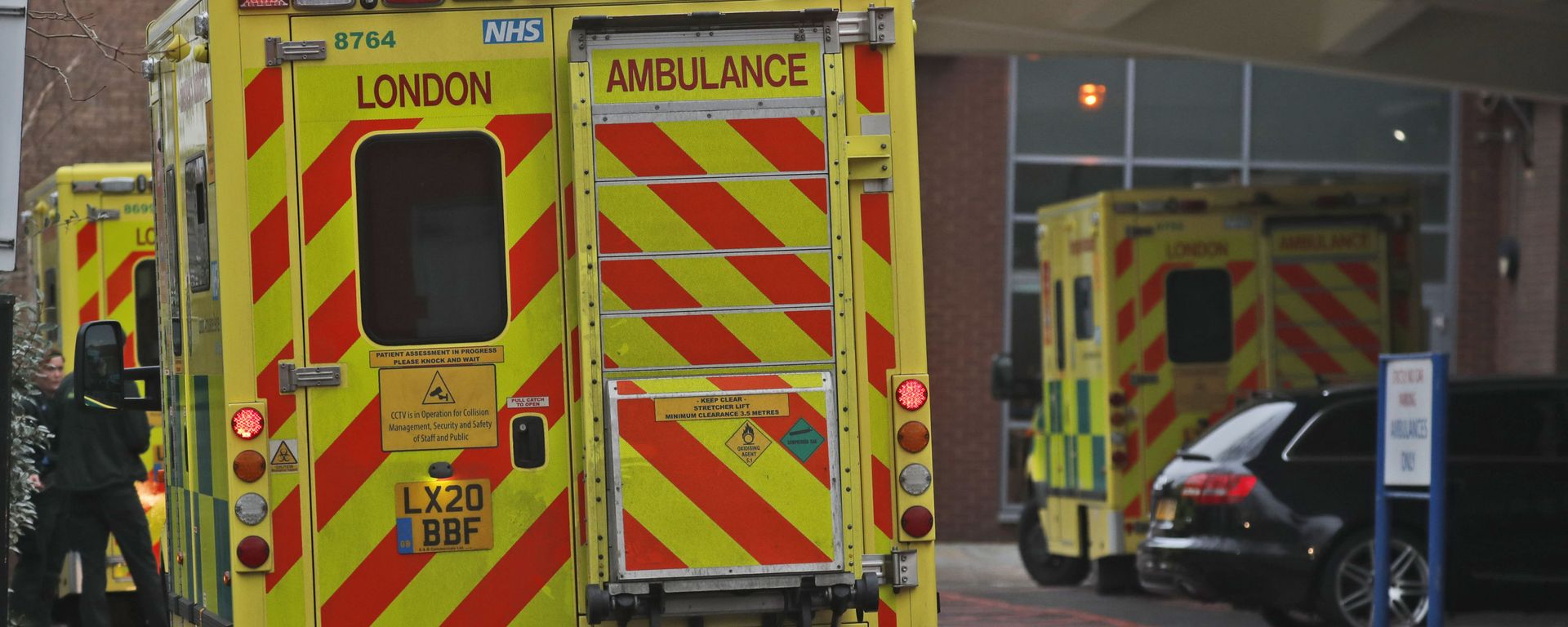 Ambulances are parked at the emergency arrival at Charing Cross hospital in London, Friday, Jan. 8, 2021 Ambulances are parked at the emergency arrival at Charing Cross hospital in London, Friday, Jan. 8, 2021 - Sputnik International, 1920, 01.09.2022