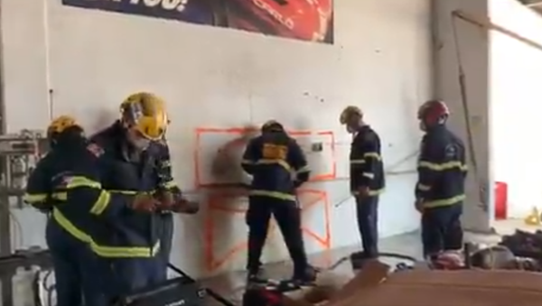 Woman wedged between two walls out. - Sputnik International
