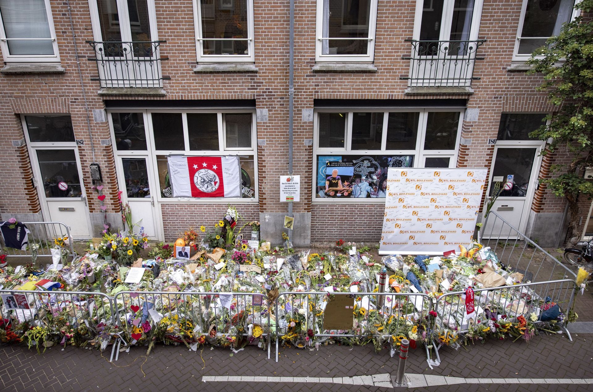 Flowers have been laid in the Lange Leidsedwarsstraat street in tribute to Dutch prominent crime journalist Peter R de Vries who was gunned down in broad daylight on July 6, 2021 on a busy Amsterdam street shortly after leaving a television talk-show, in the center of Amsterdam on July 12, 2021 Flowers have been laid in the Lange Leidsedwarsstraat street in tribute to Dutch prominent crime journalist Peter R de Vries who was gunned down in broad daylight on July 6, 2021 on a busy Amsterdam street shortly after leaving a television talk-show, in the center of Amsterdam on July 12, 2021 - Sputnik International, 1920, 07.09.2021