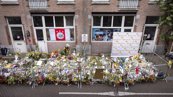 Flowers have been laid in the Lange Leidsedwarsstraat street in tribute to Dutch prominent crime journalist Peter R de Vries who was gunned down in broad daylight on July 6, 2021 on a busy Amsterdam street shortly after leaving a television talk-show, in the center of Amsterdam on July 12, 2021 - Sputnik International
