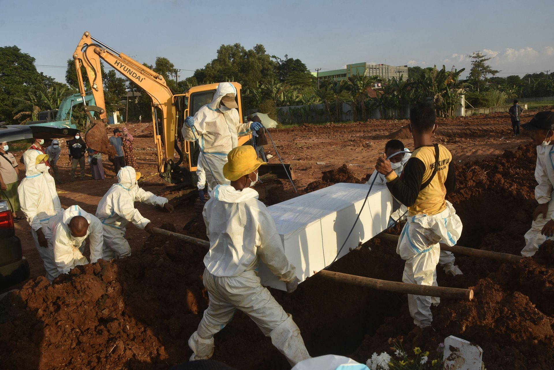Gravediggers wearing personal protective equipment carry a coffin for burial at a cemetery in Bekasi on July 12, 2021, as Indonesia faces its most serious outbreak driven by the highly infectious Delta variant of Covid-19 - Sputnik International, 1920, 07.09.2021