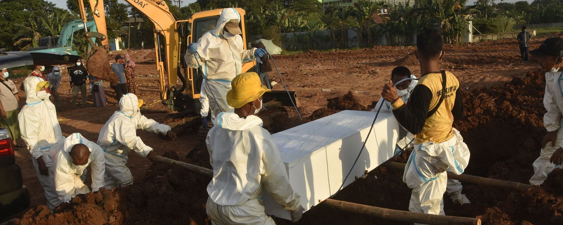 Gravediggers wearing personal protective equipment carry a coffin for burial at a cemetery in Bekasi on July 12, 2021, as Indonesia faces its most serious outbreak driven by the highly infectious Delta variant of Covid-19 - Sputnik International, 1920, 15.07.2021