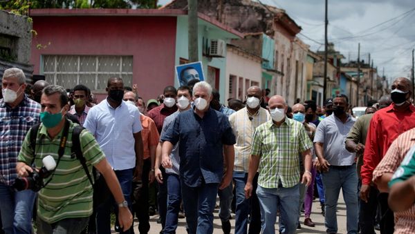 Cuba's President Miguel Diaz-Canel walks with others, in San Antonio de los Baños - Sputnik International