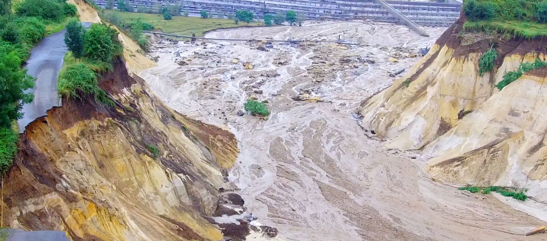 A photo taken on July 15, 2021 shows water from the overflooded river Inde flowing into the opencast mine in Inden, western Germany, following heavy rains. - On July 15, the flood-carrying river Inde flooded a dike near the mine in Inden near Aachen and flowed into the mine. Heavy rains and floods lashing western Europe have killed at least 59 people in Germany and eight in Belgium, and many more people are missing as rising waters caused several houses to collapse. - Sputnik International, 1920, 17.07.2021