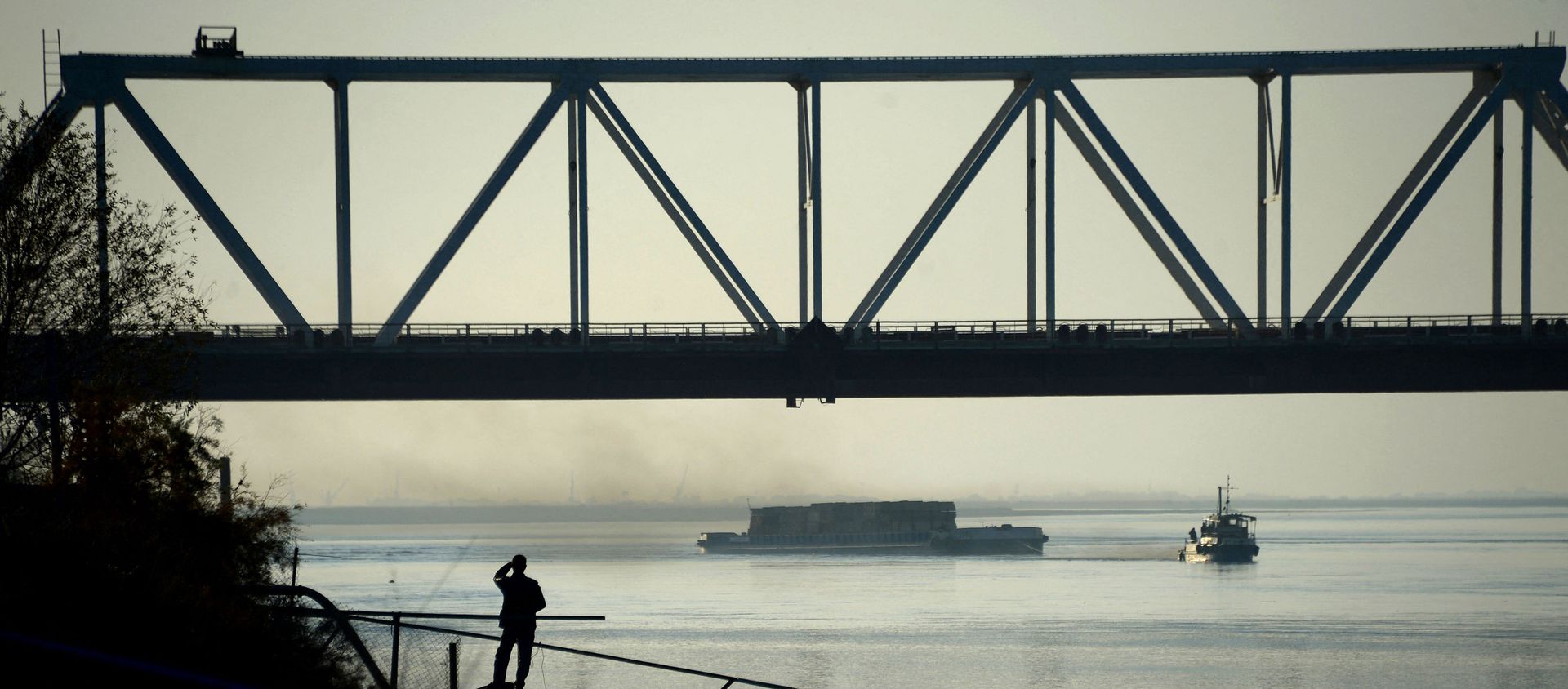 In this photograph taken on November 30, 2015, an Afghan man watches a ship travel along the Amu River on the border of Afghanistan and Uzbekistan, about 75 kms north of Mazar-i-Sharif.  - Sputnik International, 1920, 16.07.2021