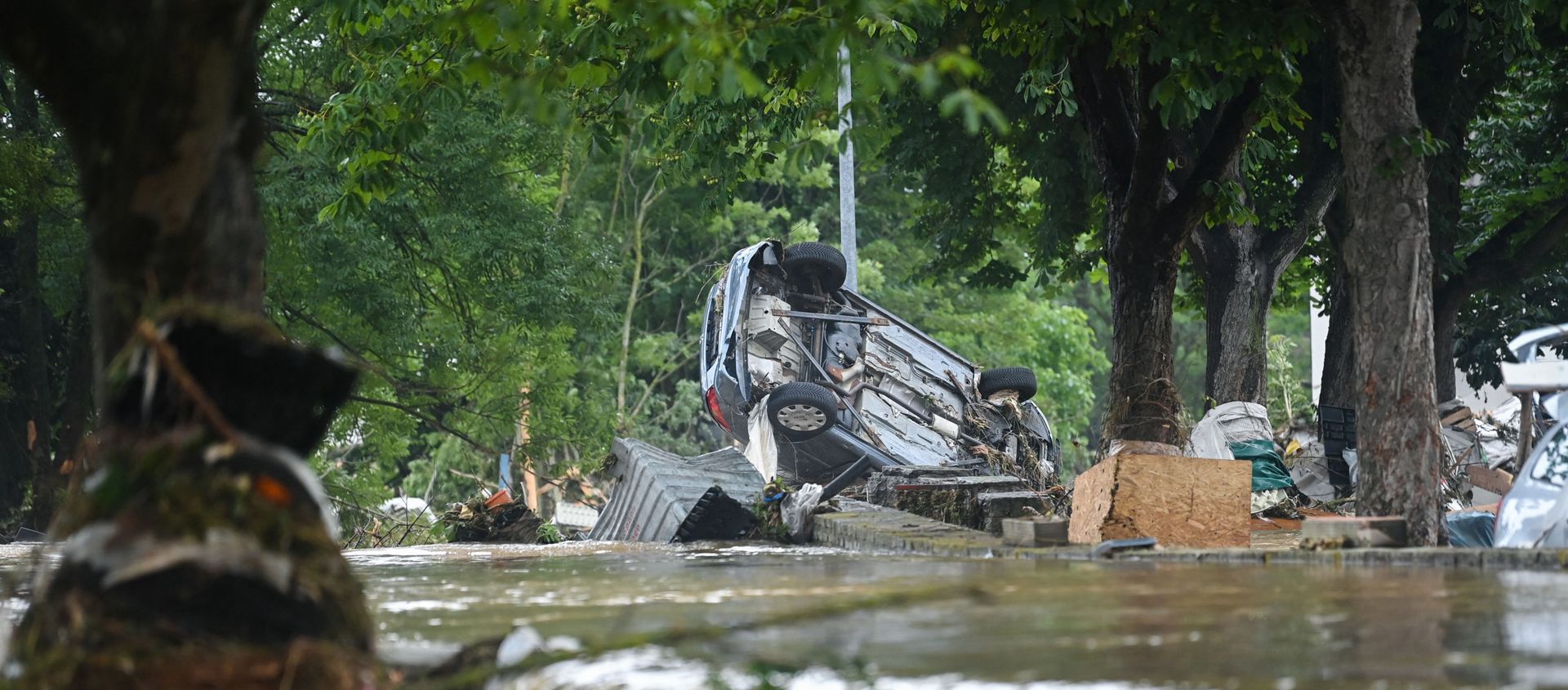 A car stands upside down near floating water in Iversheim, near Bad Muenstereifel, western Germany, on July 16, 2021, following heavy rains and floods. - The death toll from devastating floods in Europe soared to at least 126 on July 16, most in western Germany where emergency responders were frantically searching for missing people. - Sputnik International, 1920, 16.07.2021