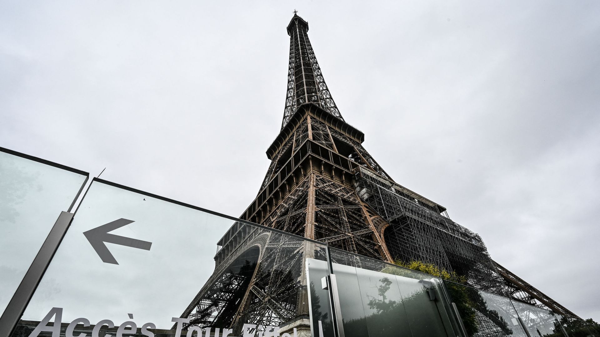 This picture taken on July 16, 2021, in Paris shows the Eiffel Tower and its protective wall. - The Eiffel Tower reopened to visitors on July 16, 2021, after nine months of shutdown caused by the Covid pandemic. Up to 13,000 people per day will be allowed to take the elevators to the top and take in the views over the French capital, down from 25,000 in the pre-Covid era. This picture taken on July 16, 2021, in Paris shows the Eiffel Tower and its protective wall. - The Eiffel Tower reopened to visitors on July 16, 2021, after nine months of shutdown caused by the Covid pandemic. Up to 13,000 people per day will be allowed to take the elevators to the top and take in the views over the French capital, down from 25,000 in the pre-Covid era. - Sputnik International, 1920, 16.07.2021