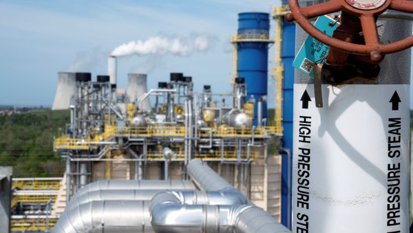 A coal-fired power plant operates in the background of the recently built gas-fired power plant at Duke Energy's Crystal River Energy Complex in Crystal River, Florida, U.S., March 26, 2021 - Sputnik International