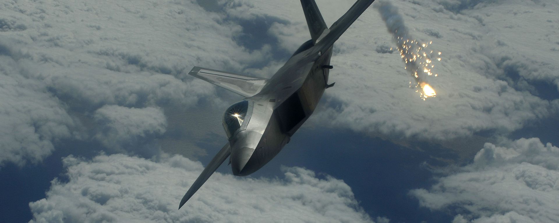 Six F-22 Raptors arrived at Kadena AB, Jan. 10, as part of a three month deployment in support of U.S. Pacific Commands security obligations in the western pacific Six F-22 Raptors arrived at Kadena AB, Jan. 10, as part of a three month deployment in support of U.S. Pacific Commands security obligations in the western pacific - Sputnik International, 1920, 05.12.2022