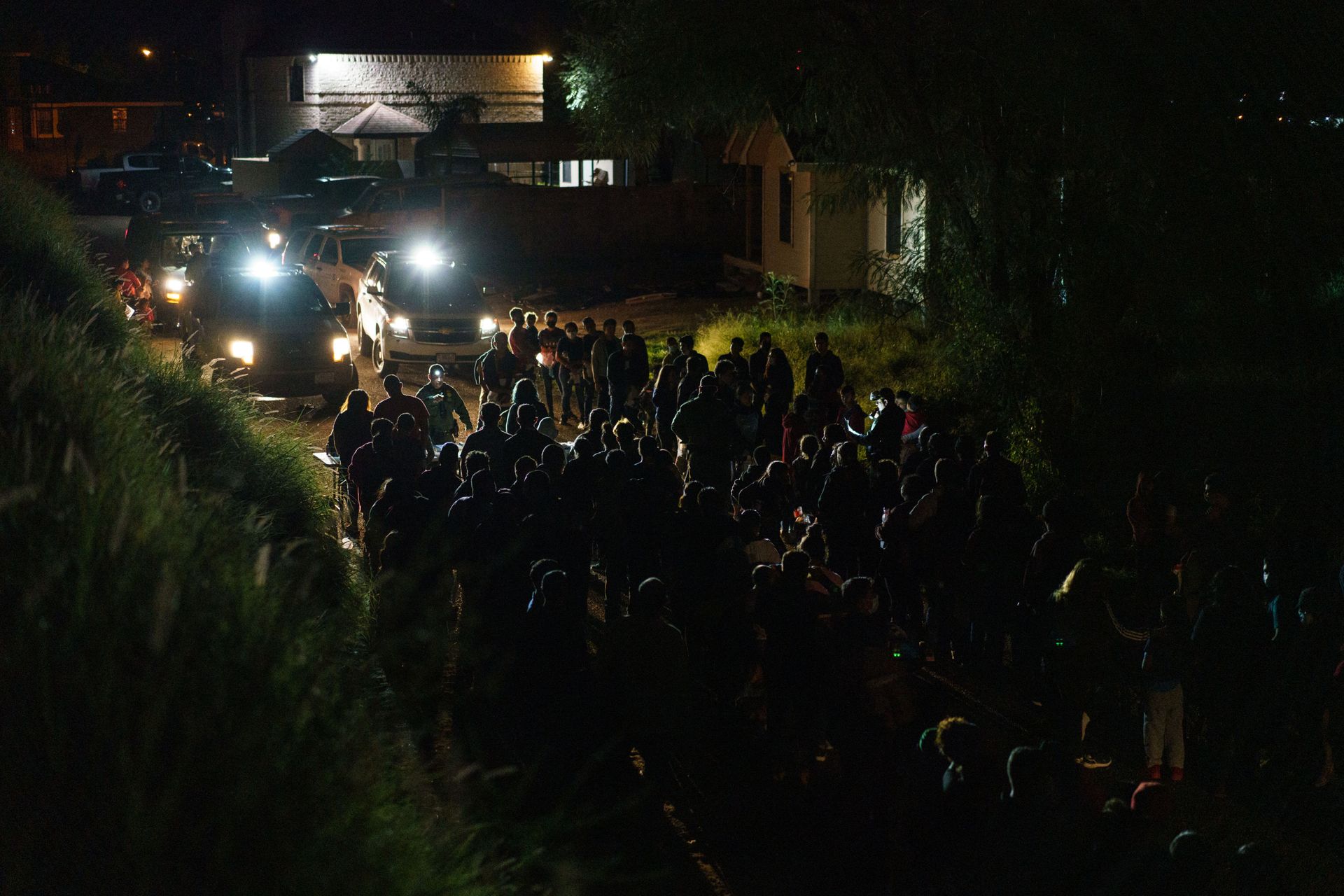 United States Border Patrol agents process  migrants who crossed the US-Mexico border into the United States in Roma, Texas on July 9, 2021 - Republican lawmakers have slammed Biden for reversing Trump programs, including his remain in Mexico policy, which had forced thousands of asylum seekers from Central America to stay south of the US border until their claims were processed. - Sputnik International, 1920, 26.09.2021