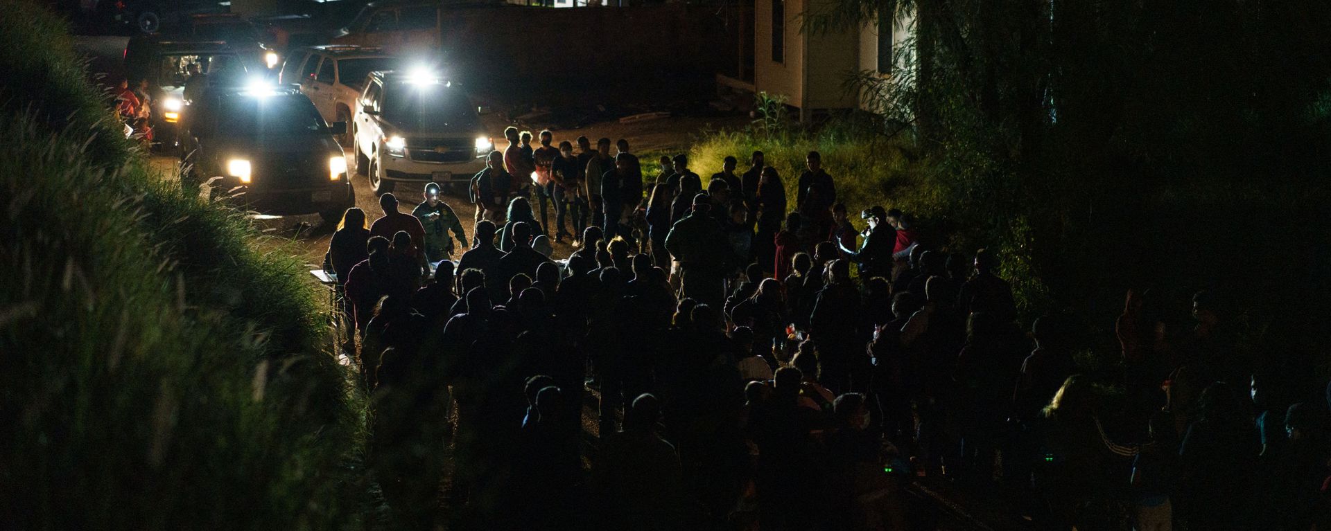 United States Border Patrol agents process  migrants who crossed the US-Mexico border into the United States in Roma, Texas on July 9, 2021 - Republican lawmakers have slammed Biden for reversing Trump programs, including his remain in Mexico policy, which had forced thousands of asylum seekers from Central America to stay south of the US border until their claims were processed. - Sputnik International, 1920, 16.07.2021